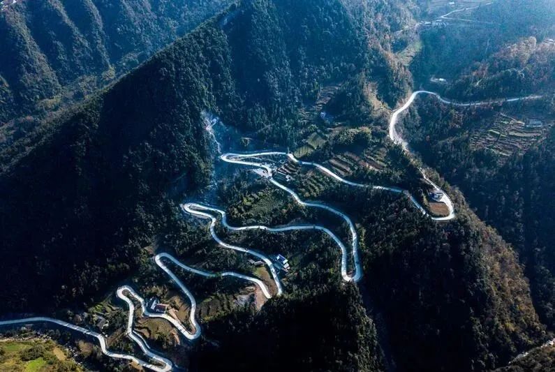 湖北鹤峰县大力实施农村公路“路长制”，提质增效谱新篇