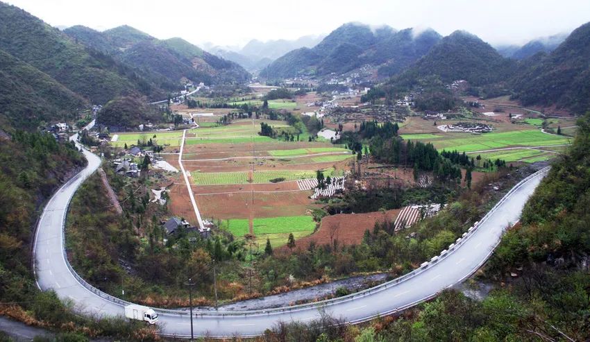 湖北鹤峰县大力实施农村公路“路长制”，提质增效谱新篇